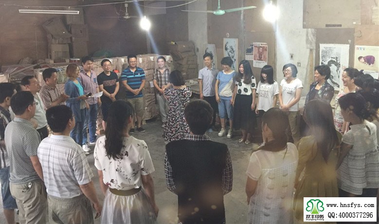 河南印刷廠晨會主持人PK失敗，20個下蹲