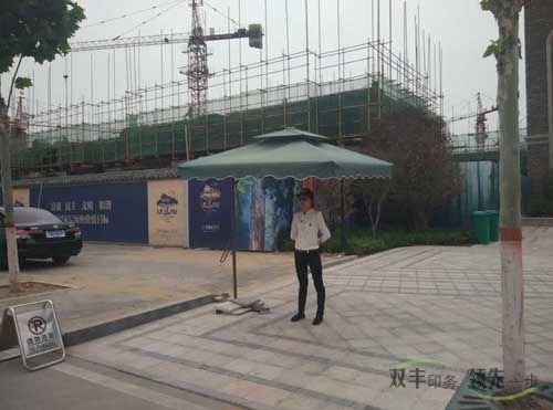 溪地美女警衛(wèi)的標(biāo)準(zhǔn)站姿！