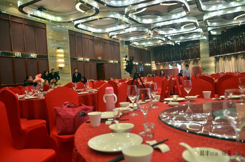 會場內(nèi)雙豐印務(wù)員工提前進場進行準(zhǔn)備