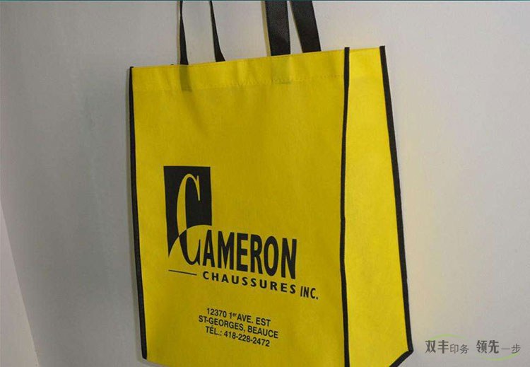       保護(hù)環(huán)境從我做起，手提袋印刷就選無(wú)紡布廣告袋一個(gè)環(huán)保的無(wú)紡布廣告袋可以是一個(gè)公司的促銷產(chǎn)品，無(wú)紡布廣告袋也是一個(gè)美妙的購(gòu)物載體。它的目的是非織造材料絲網(wǎng)印刷在入口部分的袋。不同大小和顏色無(wú)紡布廣告袋可以滿足不同風(fēng)格人群的需求，可謂老少皆宜。