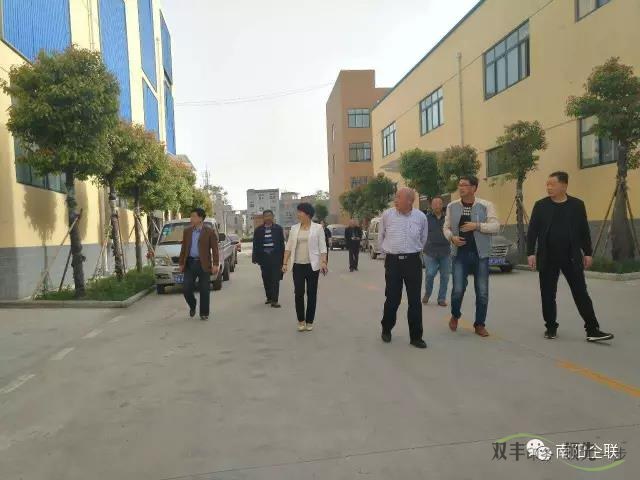 評(píng)審委員會(huì)有關(guān)專家深入南陽(yáng)市雙豐印務(wù)有限公司調(diào)研