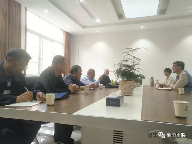 評(píng)審委員會(huì)有關(guān)專家認(rèn)真聽取南陽(yáng)市雙豐印務(wù)有限公司總經(jīng)理陳世杰及財(cái)務(wù)總監(jiān)的詳細(xì)報(bào)告