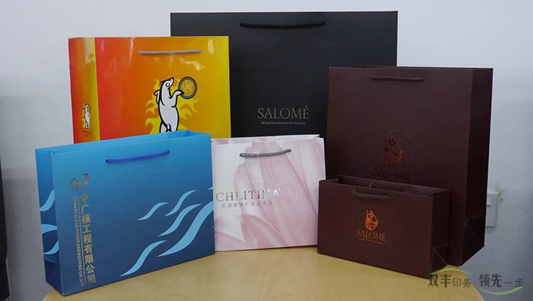 	手提袋印刷作為企業(yè)宣傳，品牌擴(kuò)大影響力的一個(gè)重要媒介，每個(gè)企業(yè)的營(yíng)銷部都非常熟悉，一年要都要制作很多批次，每次活動(dòng)，促銷都要制作，在南陽(yáng)，哪家手提袋印刷專業(yè)呢？