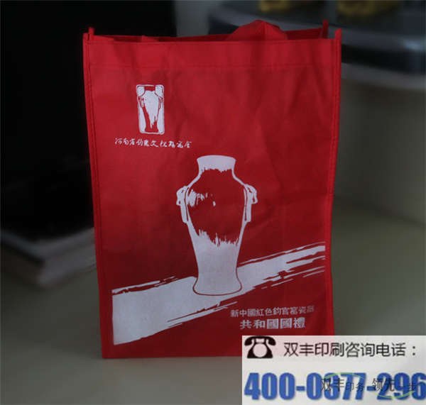 無(wú)紡布手提袋和塑料手提袋對(duì)比有什么優(yōu)勢(shì)